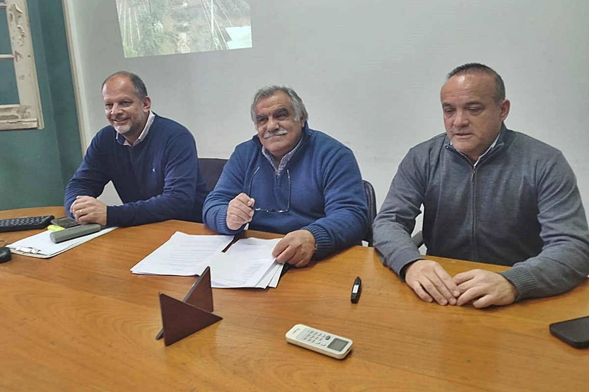 Las autoridades de la distribuidora en la conferencia de este lunes.