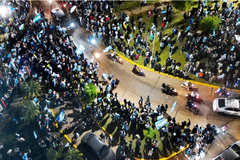 Miles de concordienses colapsaron el tránsito en la Costanera para agradecer a la Selección