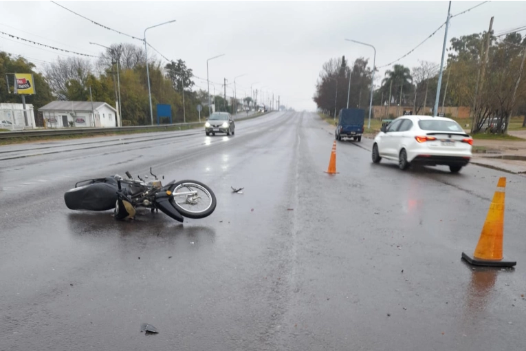 Un motociclista resultó herido tras chocar con una camioneta en Villa Adela