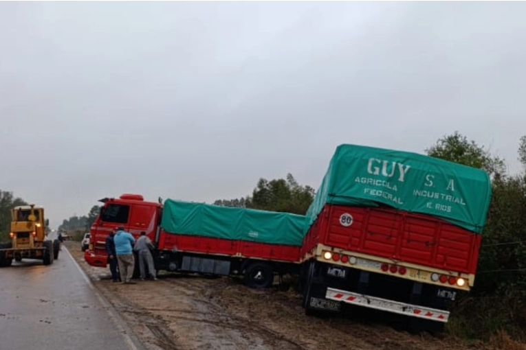 Un camión despistó sobre la Ruta Provincial 4 tras una falla mecánica