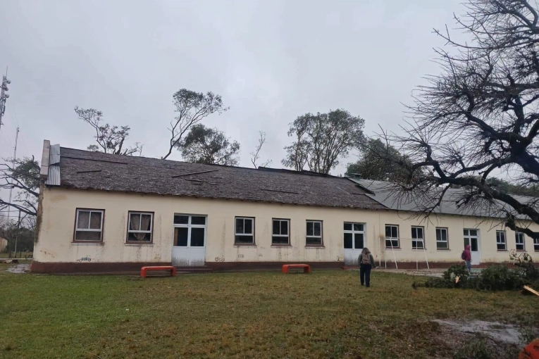 Desde el temporal de julio una escuela del departamento Concordia no puede retomar las clases de forma normal