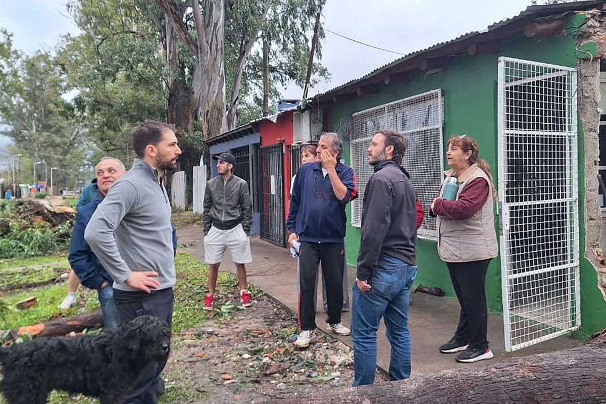 Azcue en su recorrida por la zona de Pampa Soler tras la tormenta.