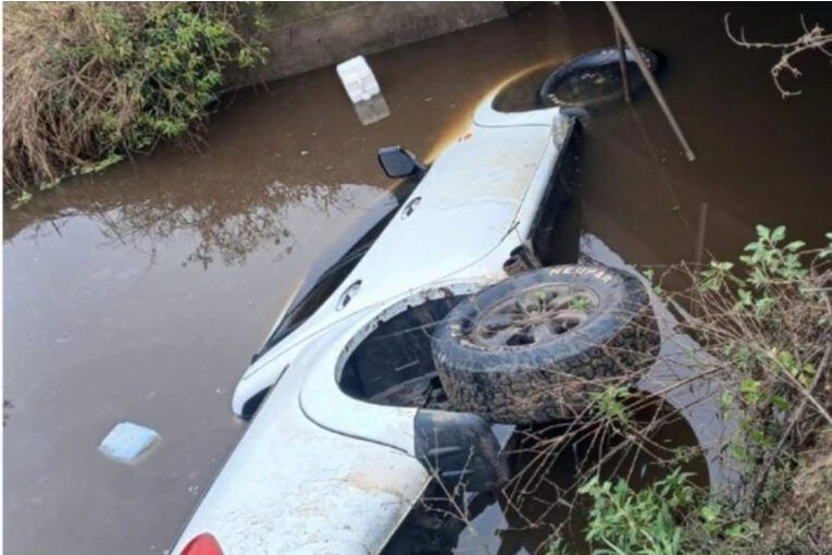 Una camioneta perdió el control y terminó dentro de un arroyo en una ruta provincial
