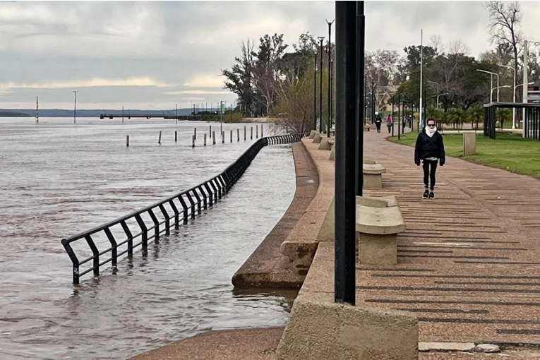 El pron&oacute;stico para un r&iacute;o que ya cubre las playas y amenaza la calle de la Costanera Baja