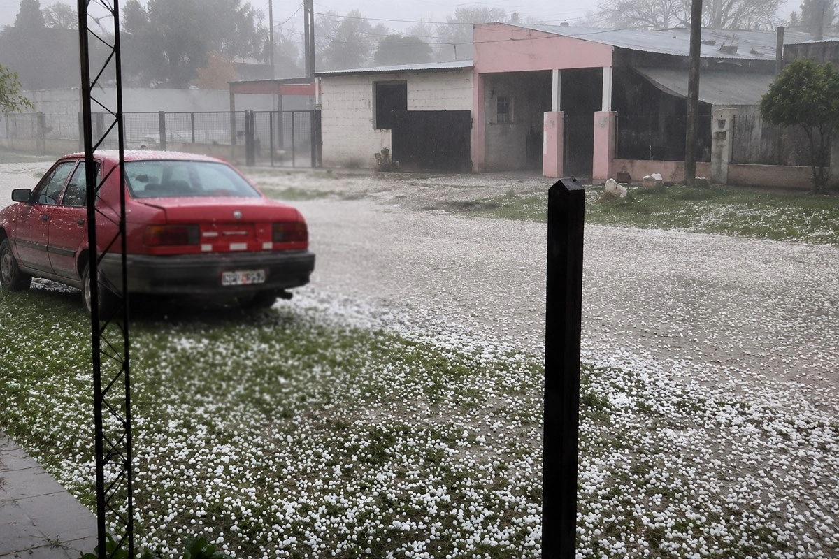 El granizo cubri&oacute; de blanco las calles de la localidad del departamento Art&iacute;gas.