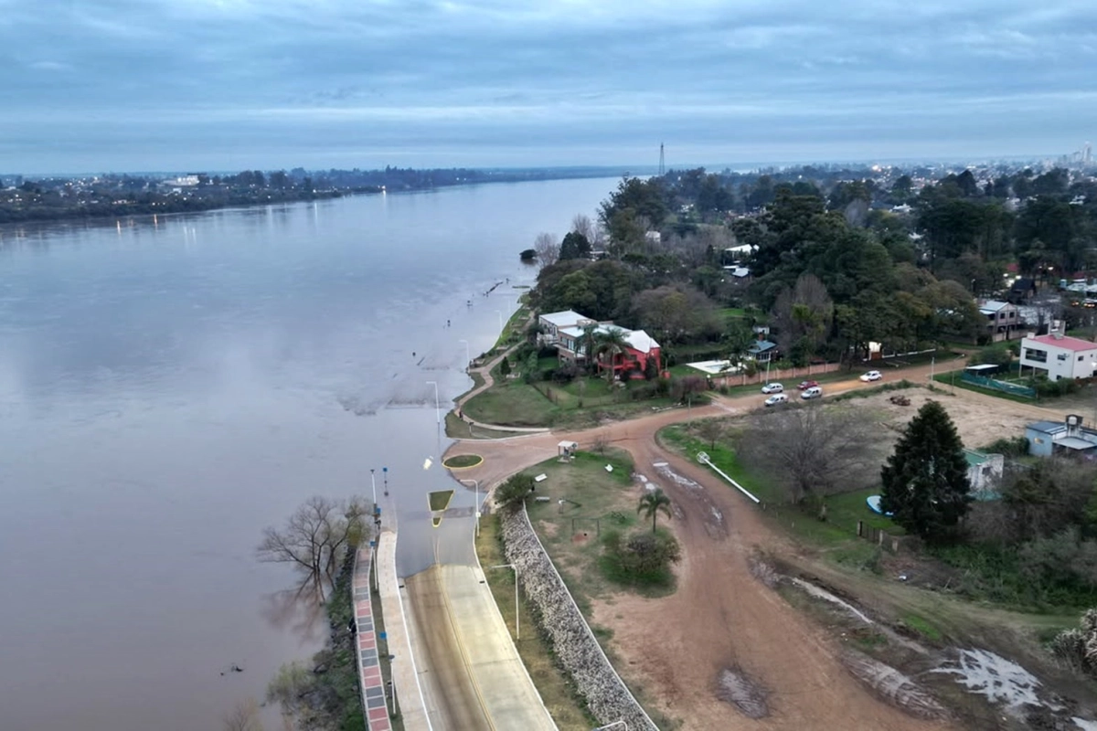 Esquina de la calle Néstor Garat y el río Uruguay