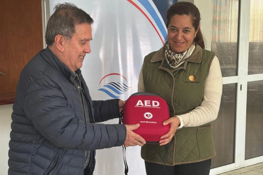 La intendenta de Nueva Escocia, Rita &Aacute;lvarez, recibi&oacute; el desfibrilador.