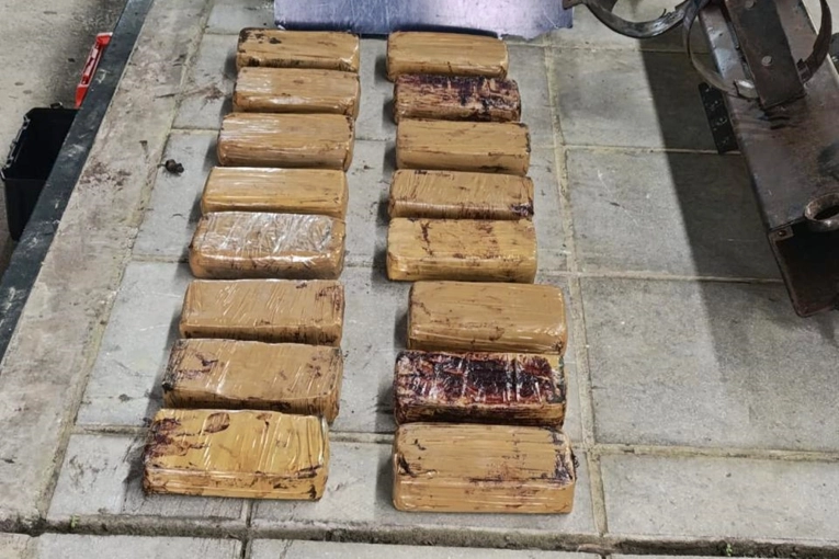 Detectaron 16 kilos de coca&iacute;na ocultos en un cami&oacute;n que cruzaba el puente Concordia-Salto