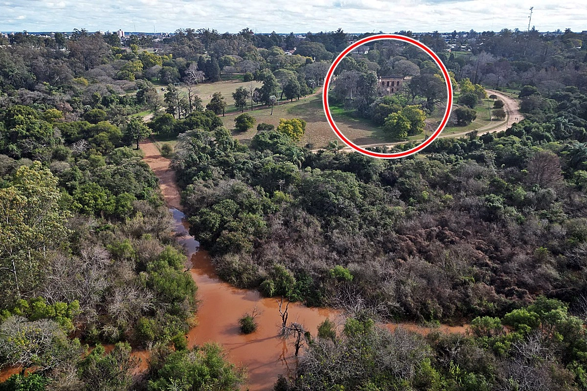 El r&iacute;o Uruguay ingresando por las calles del parque y el castillo al fondo.