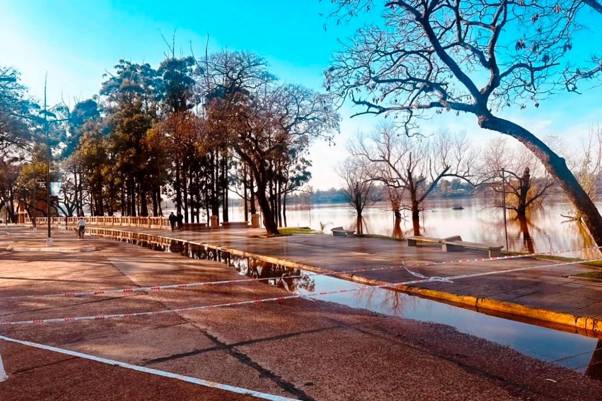 Vallas en la costanera por la creciente del r&iacute;o Uruguay.
