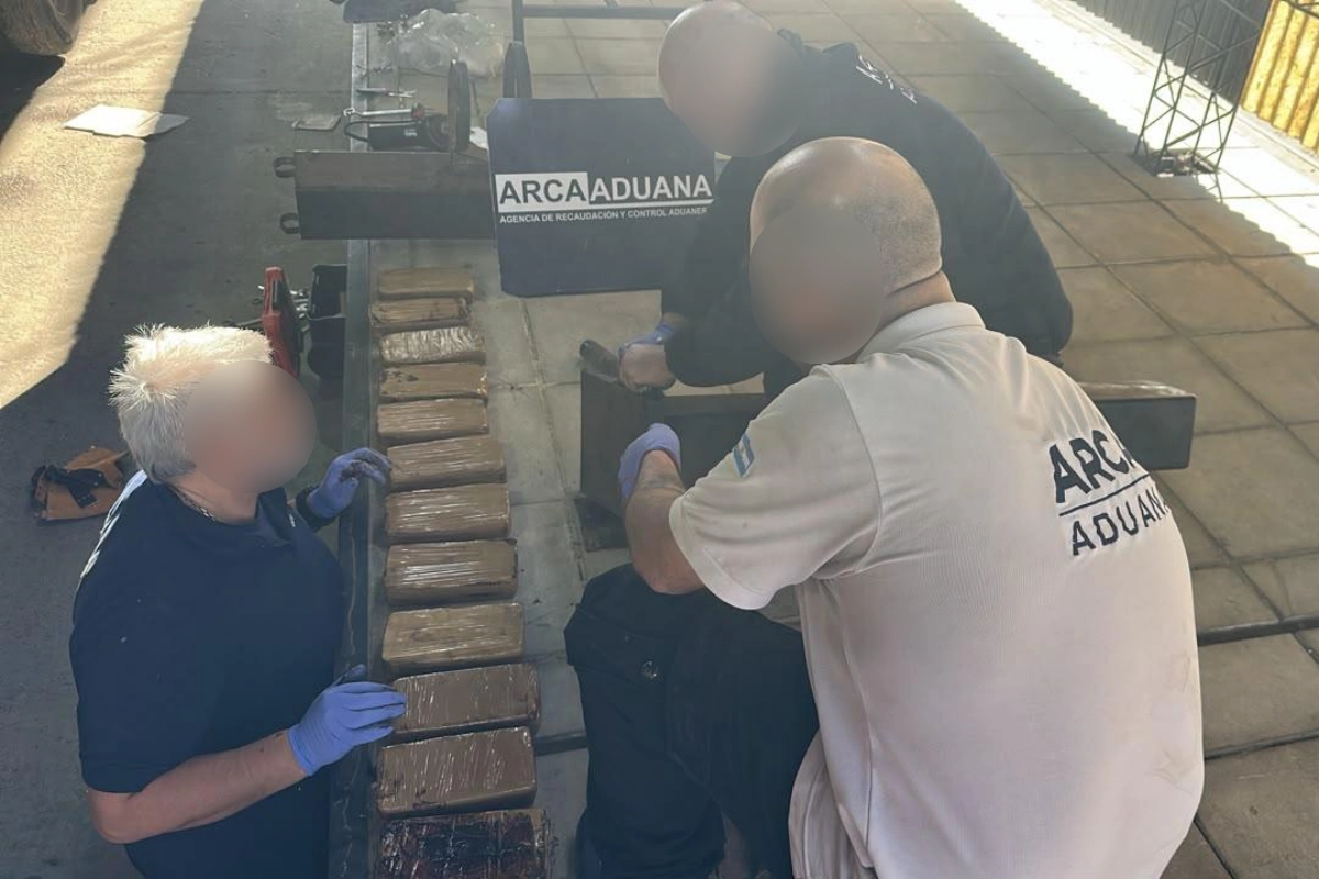 Las autoridades encontraron 16 kilos de coca&iacute;na ocultos en un semirremolque.