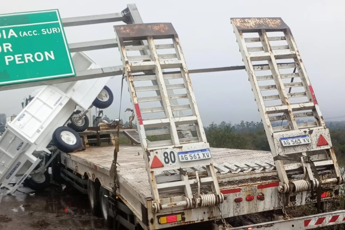 El veh&iacute;culo impact&oacute; contar un cartel de altura sobre la ruta.