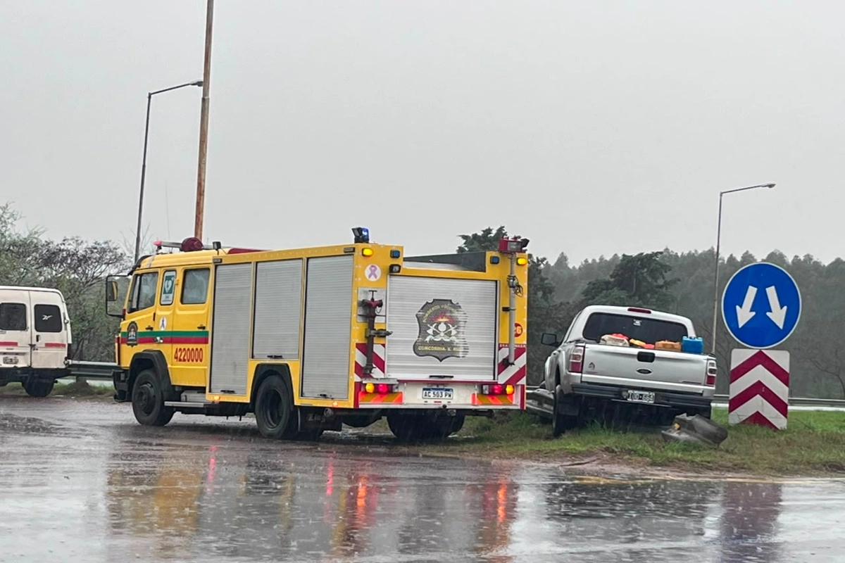 La Ford Ranger termin&oacute; detenida sobre la banquina, tras impactar contra el guardarra&iacute;l.