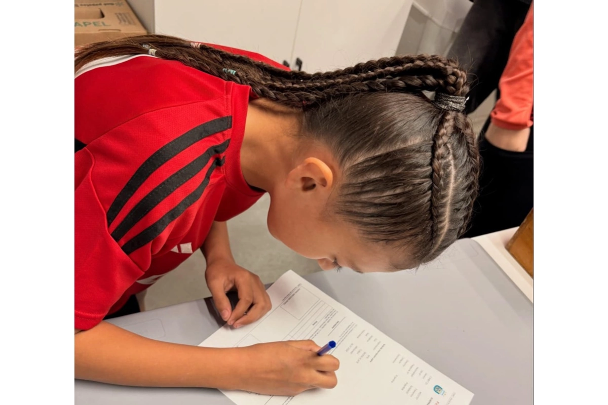 Alyson Guerra fich&aacute;ndose