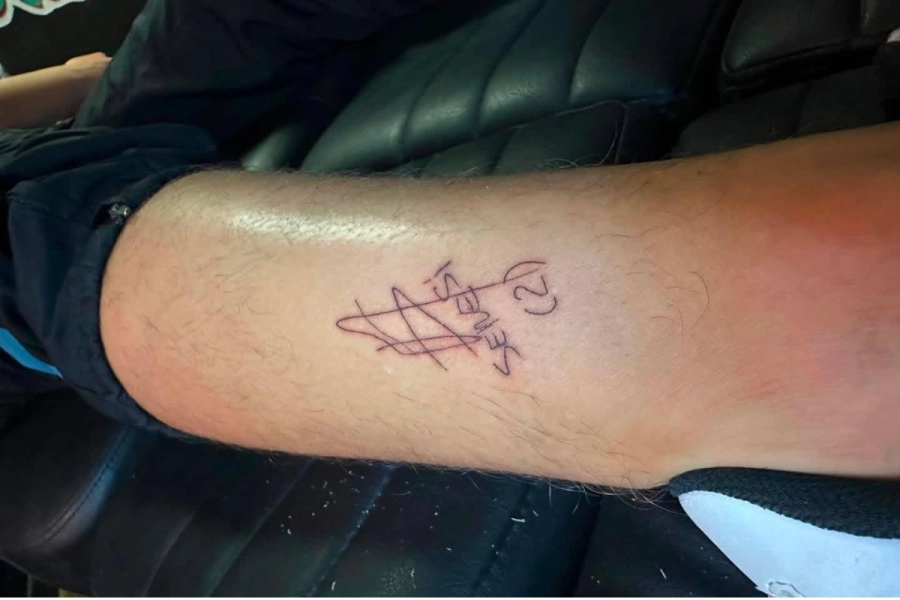 El brazo reci&eacute;n tatuado de Delfina.