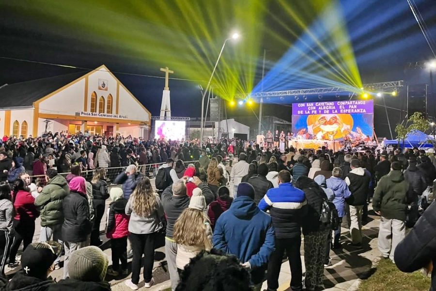 Miles de fieles volvieron a pasar durante todo el d&iacute;a por el templo de Villa Zorraqu&iacute;n.