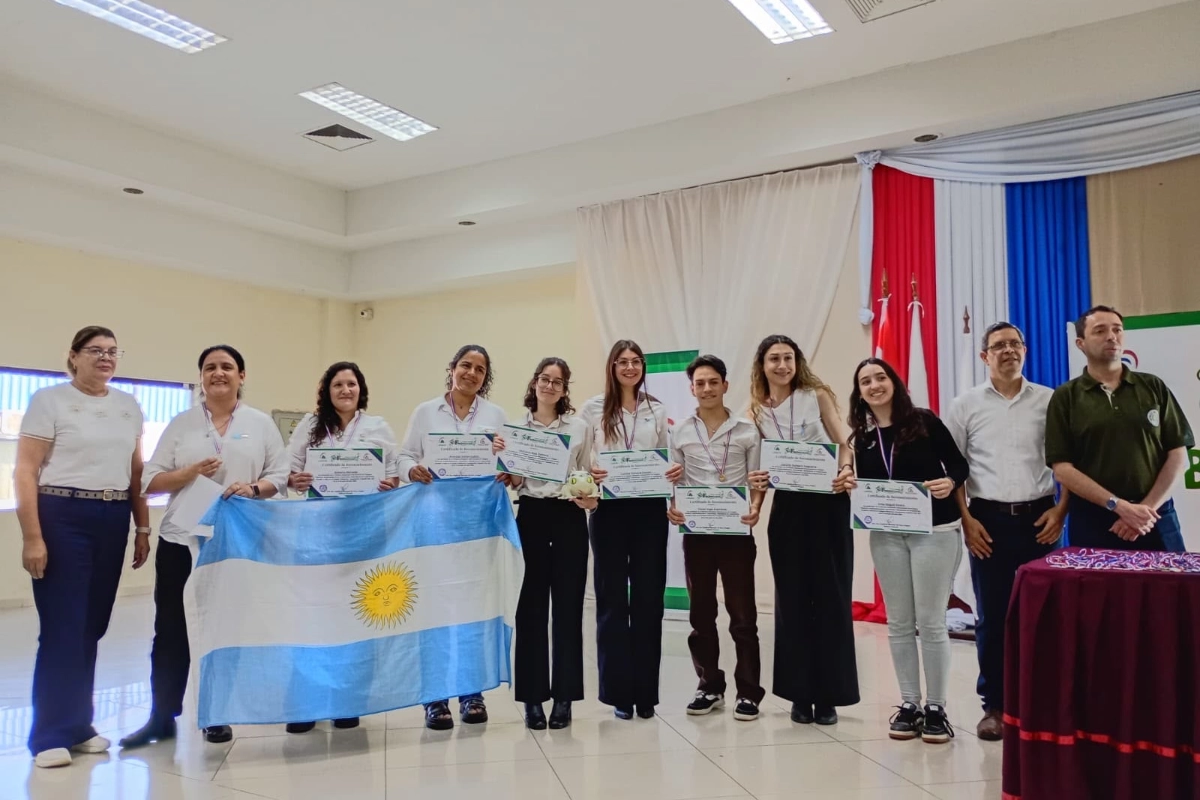 Las estudiantes recibiendo su premio en Paraguay