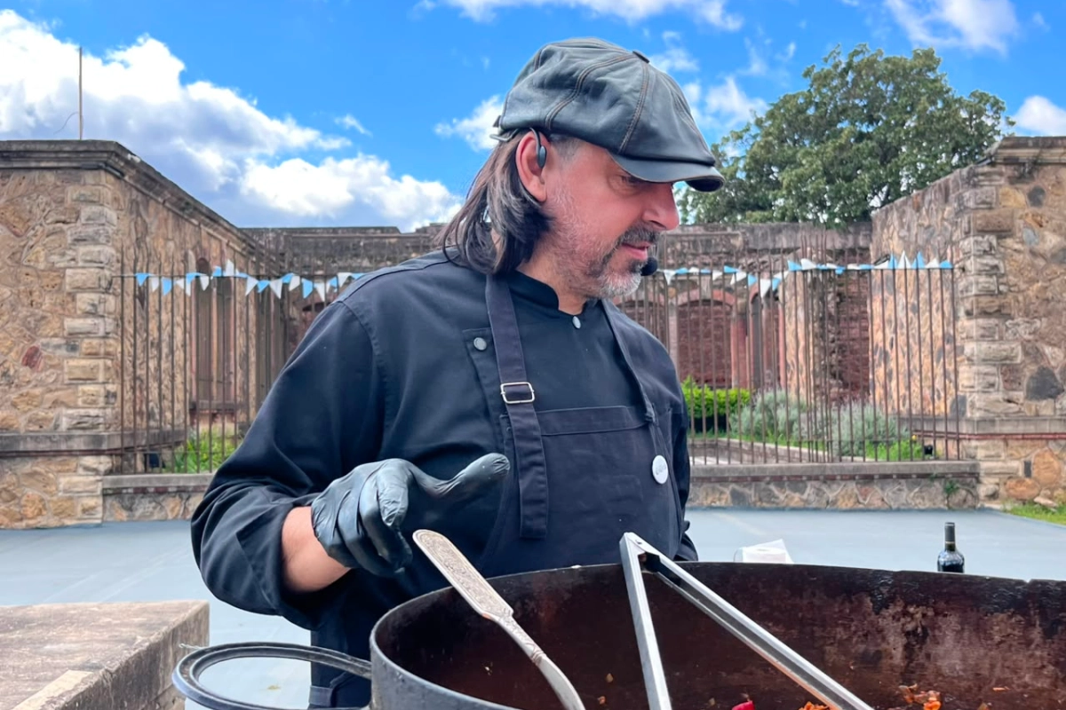 El cocinero cordob&eacute;s hizo una muestra frente al castillo San Carlos.