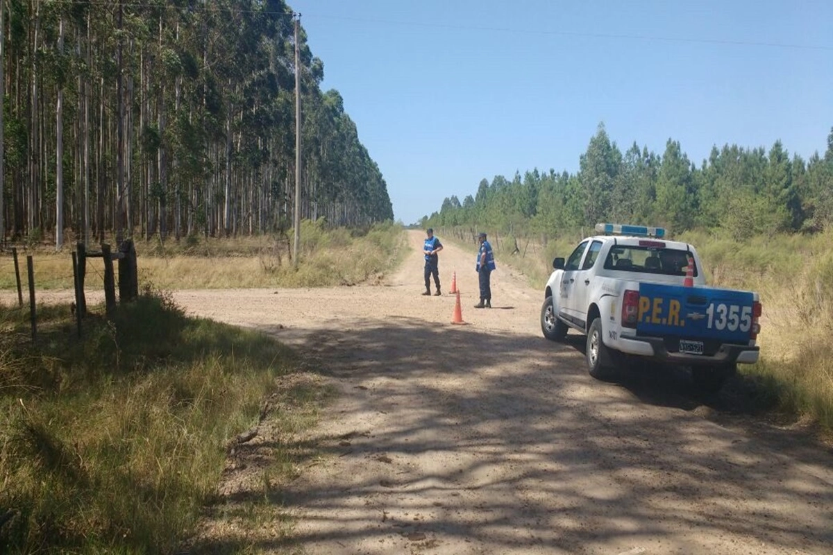 Los delincuentes se trasladaban en una camioneta que apareci&oacute; incendiada.