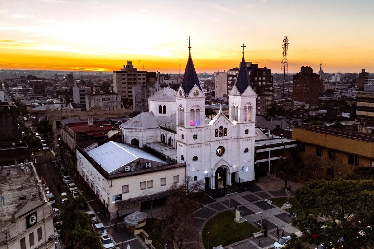 Las propuestas incluyen recorridos hist&oacute;ricos, visitas a bodegas, turismo rural y paseos por el lago