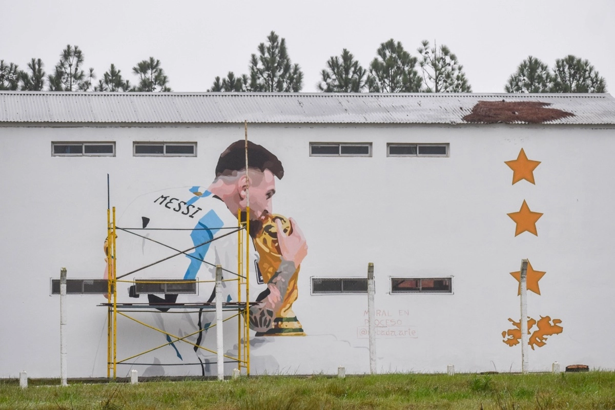 El mural suma las tres estrellas y una referencia a Malvinas como s&iacute;mbolo nacional.