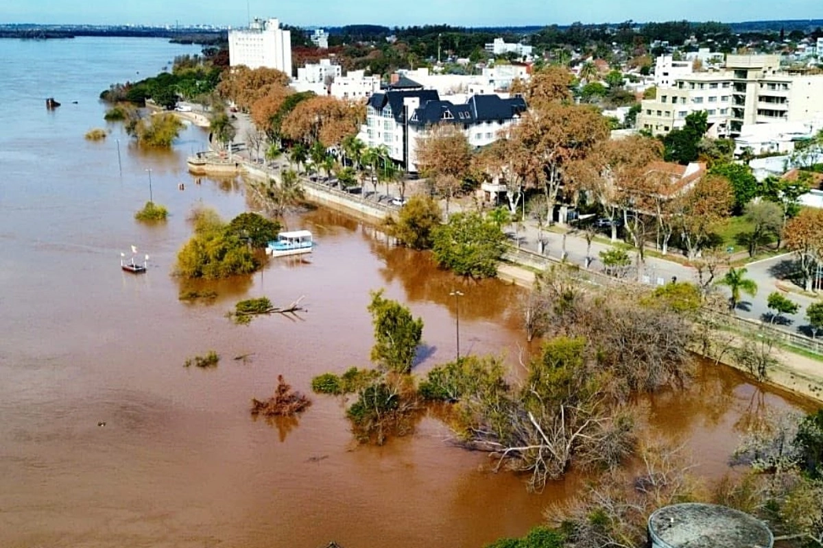 La costanera de Col&oacute;n sufriendo el embate de un r&iacute;o Uruguay desbordado