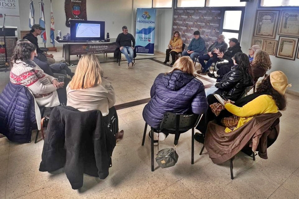 Operadores tur&iacute;sticos y funcionarios municipales se reunieron para analizar el tema.