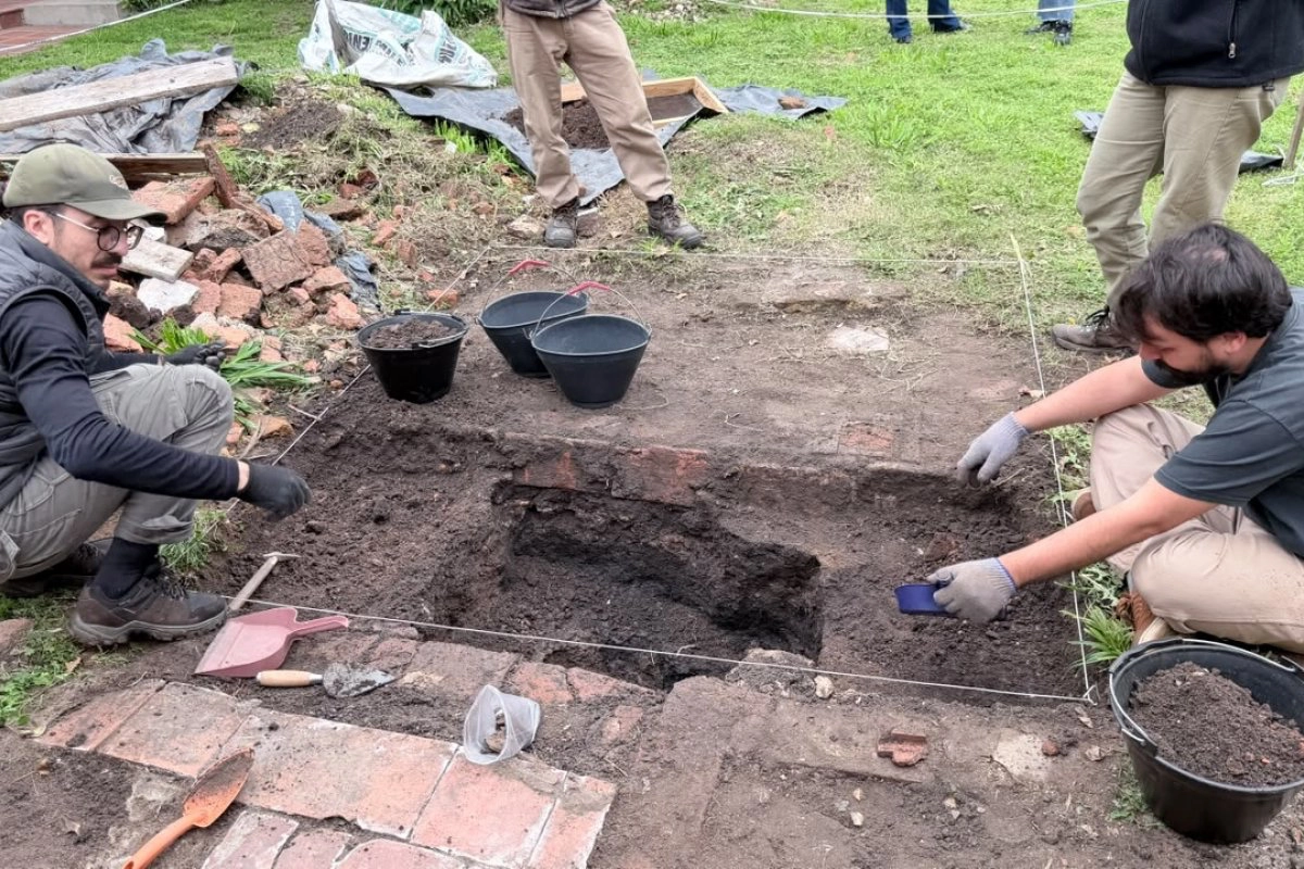 La Cooperativa Arqueoterra abri&oacute; al p&uacute;blico la excavaci&oacute;n en el patio del museo.