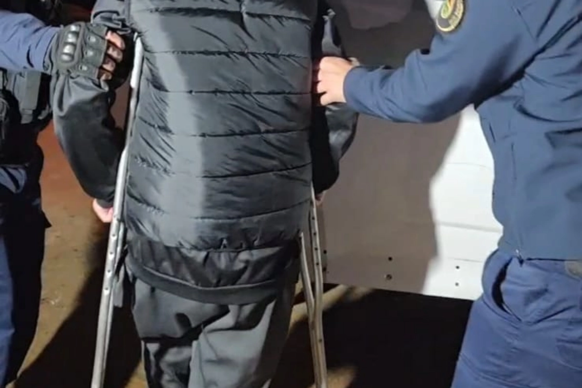 La polic&iacute;a detuvo a un joven en muletas.