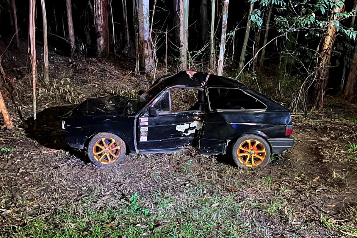 El automovil en el que se movilizaban las dos personas lesionadas.