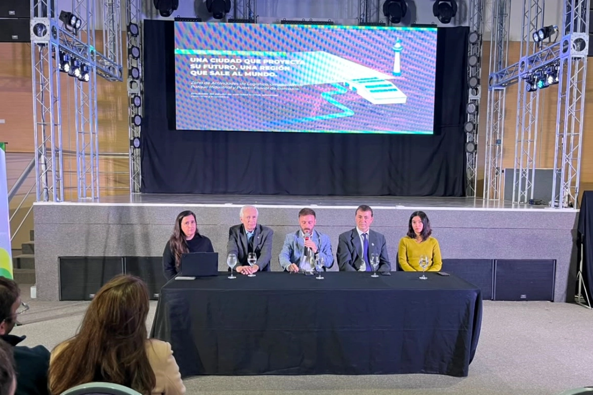 Las autoridades gubernamentales y los especialistas de la consultora en la presentaci&oacute;n del informe