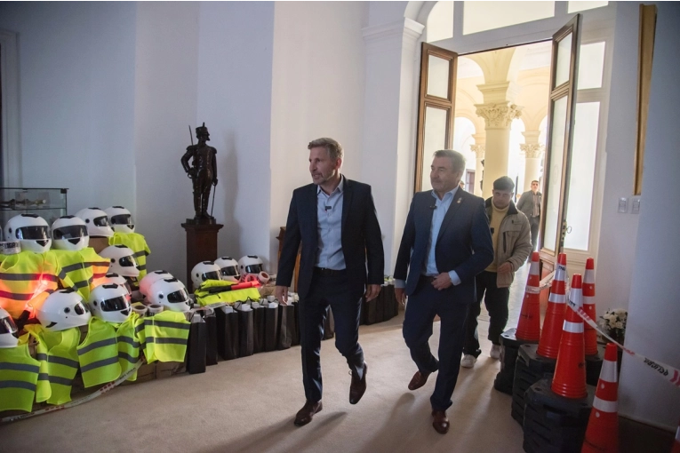 Frigerio entregó aportes y equipamiento para fortalecer la seguridad en 44 municipios y comunas