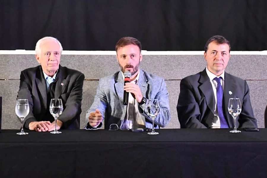 Bernaudo, Azcu&eacute; y Ar&iacute;stide en la presentaci&oacute;n de la consultar Serman y Asociados.