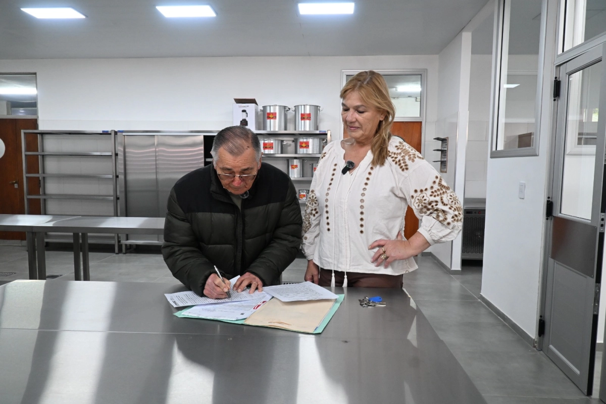 La firma de la entrega se realiz&oacute; este martes.