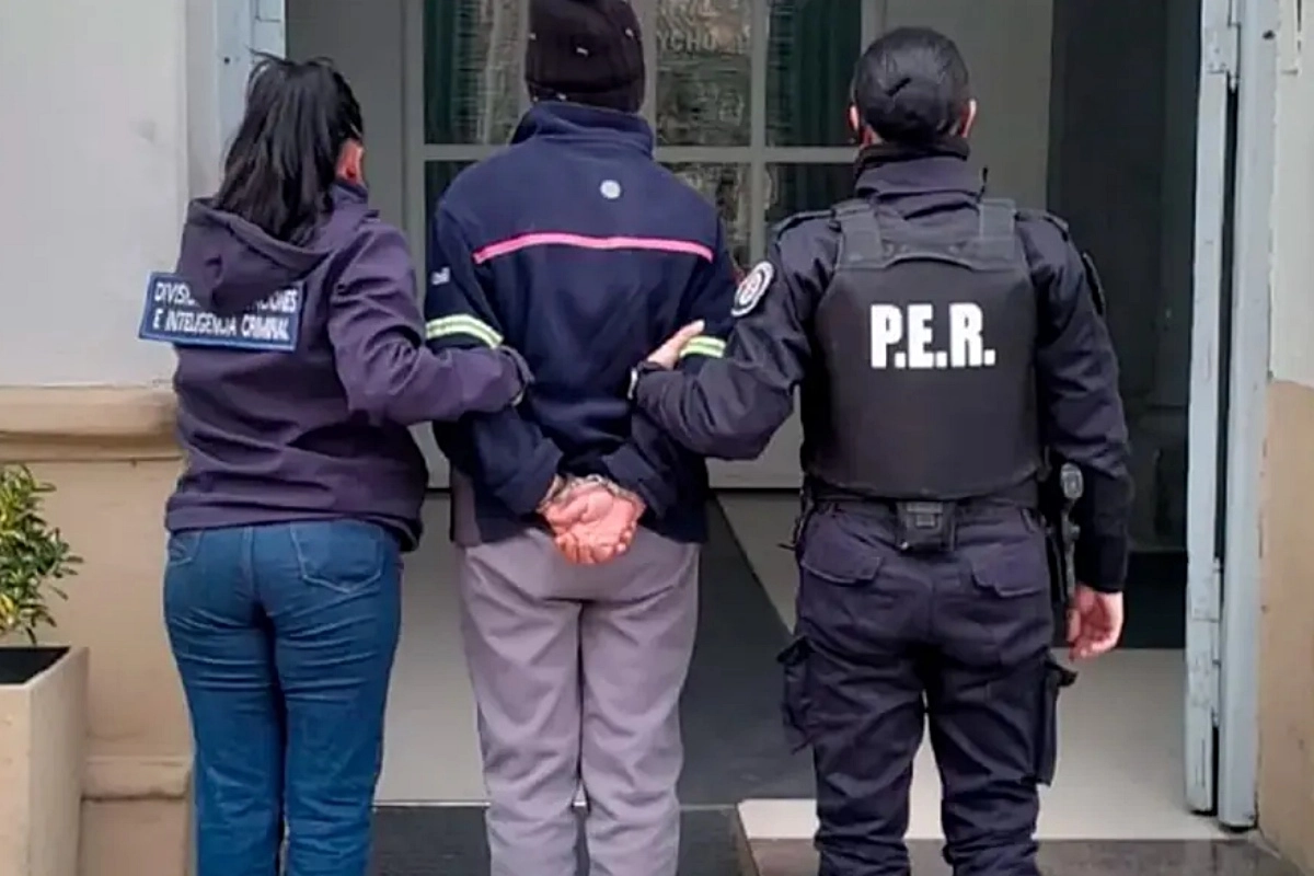 La mujer al momento de ser detenida.