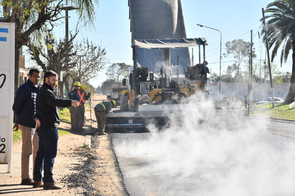 El jefe comunal recorri&oacute; algunas de las calles en las que se desarrollan los tranajos.