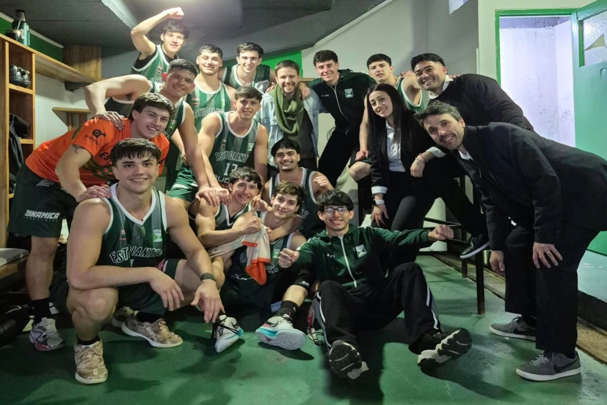 Estudiantes festejando en el vestuario