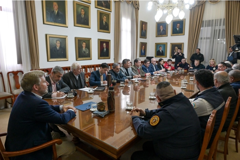 Frigerio y Bomberos acordaron reforzar los recursos para atender emergencias en Entre R&iacute;os