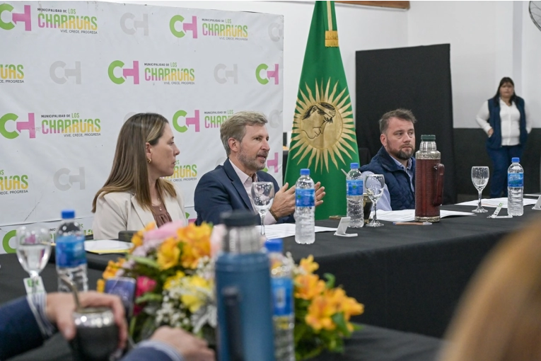 Frigerio reuni&oacute; a su gabinete en Los Charr&uacute;as y puso el foco en los caminos productivos
