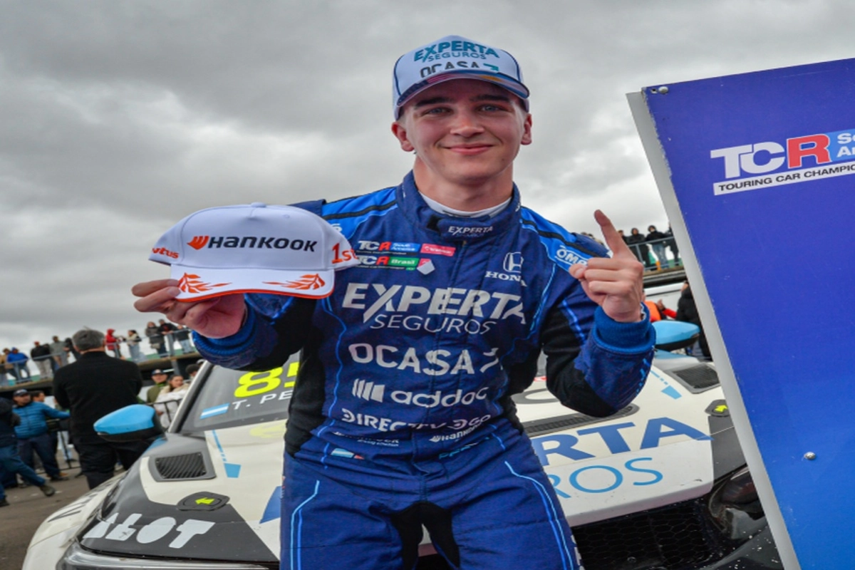 Tiago Pern&iacute;a ganador de la Carrera 1
