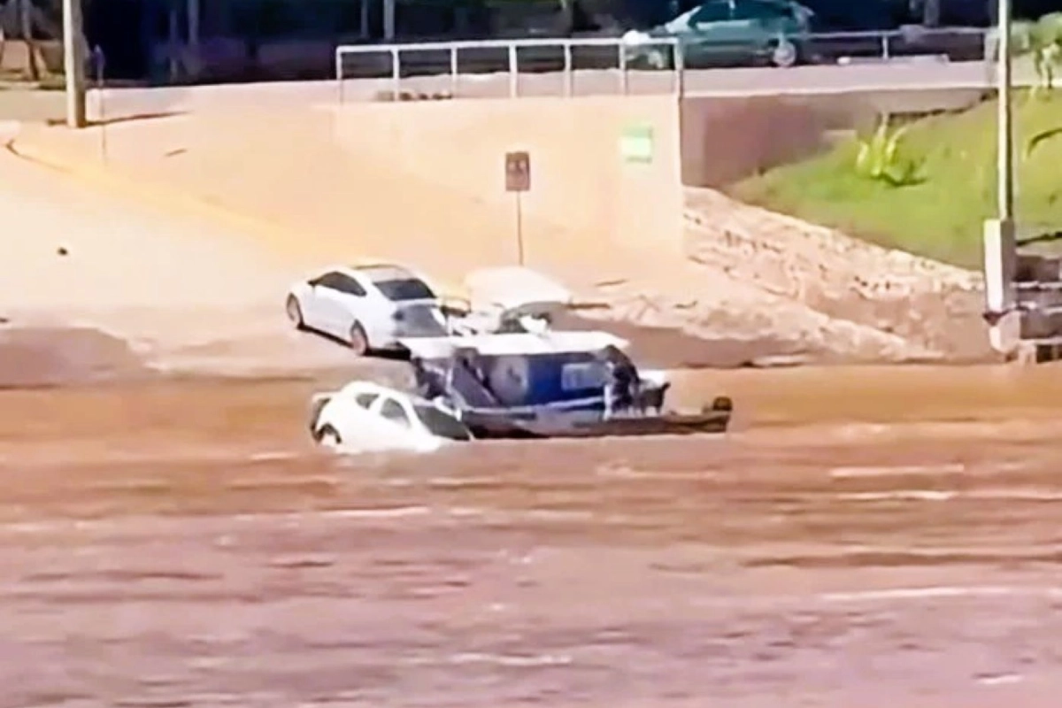 El auto termin&oacute; cayendo en el r&iacute;o Uruguay.