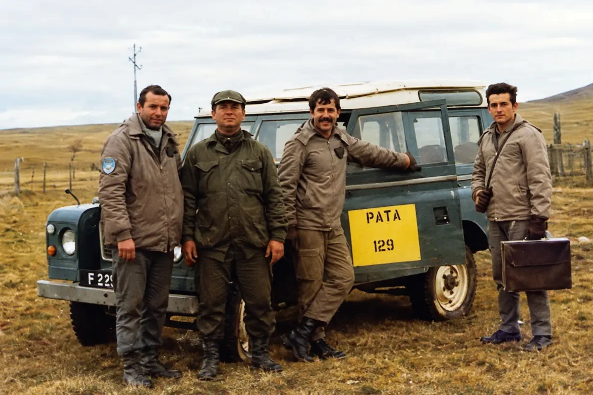 Roberto Alejo Baiz junto a otros integrantes del Escuadr&oacute;n de Vigilancia y Control A&eacute;reo.