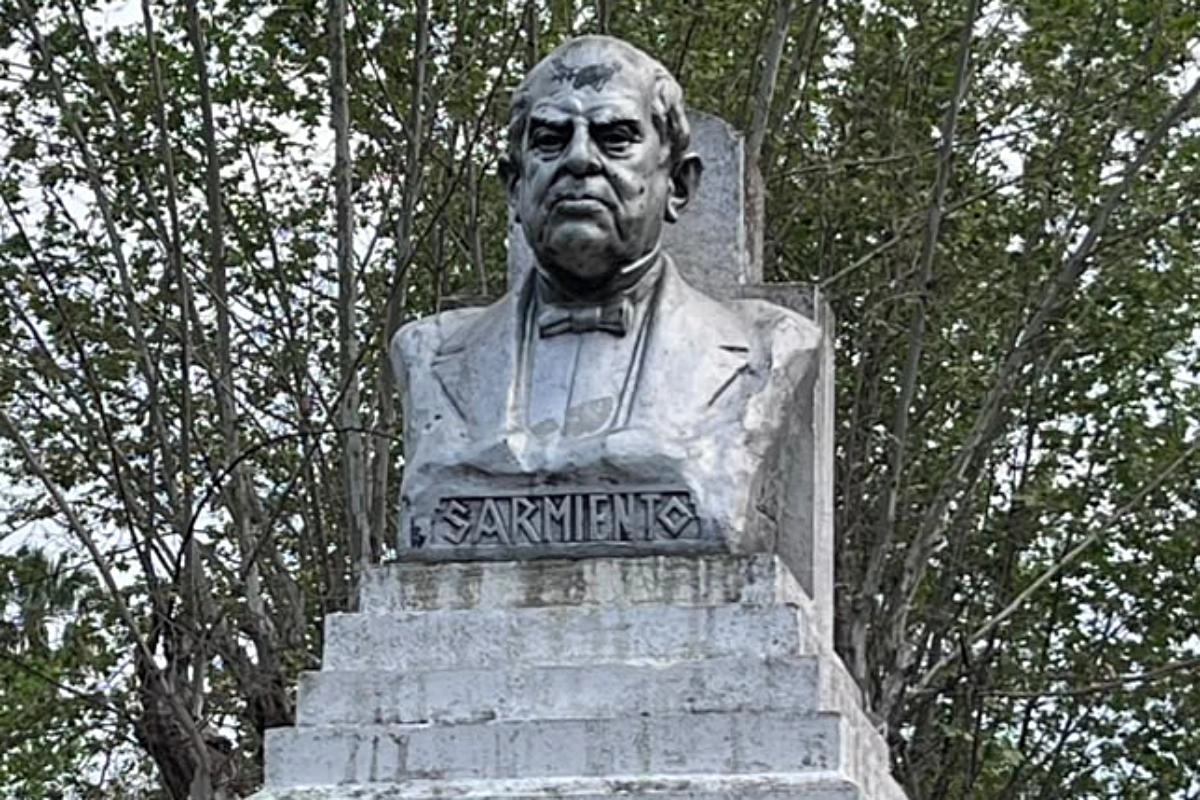 Busto de Domingo Fasutino Sarmiento en la plaza Espa&ntilde;a de Concordia.