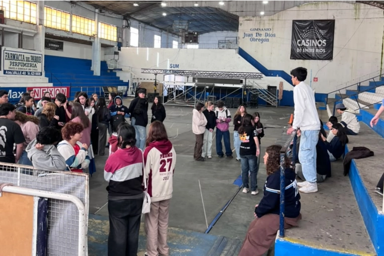 ECU se reuni&oacute; con representantes de las escuelas para organizar las hinchadas para esta noche en El Ferro
