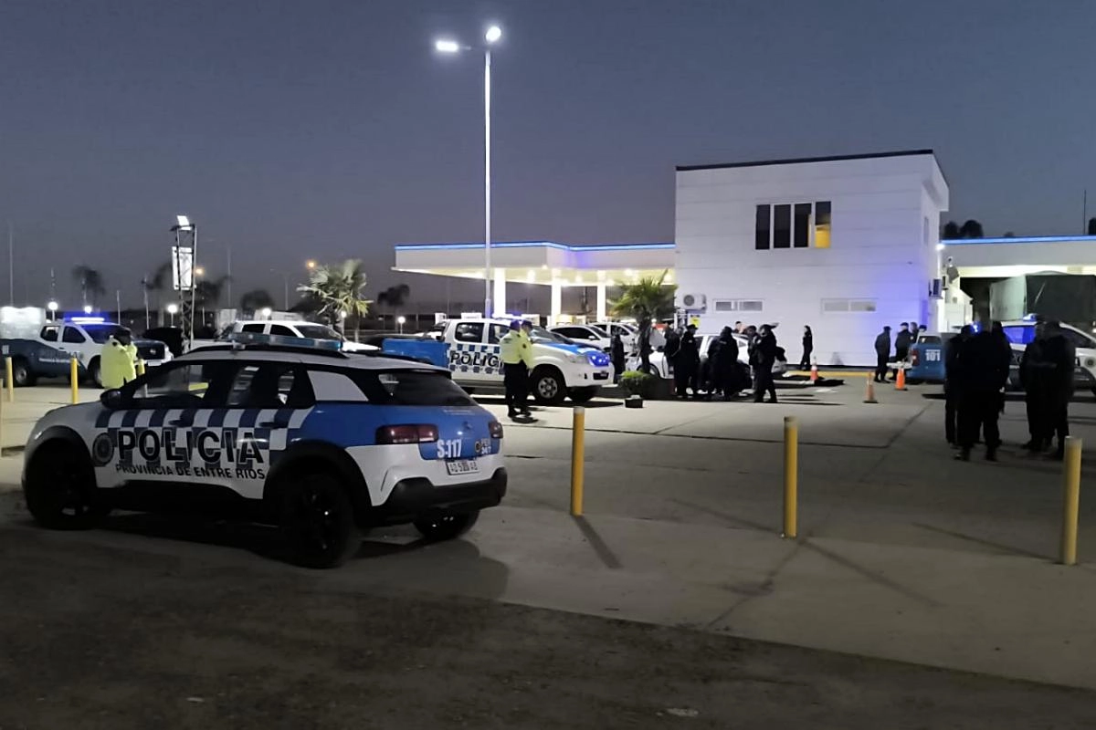 Un veh&iacute;culo abandonado fue encontrado en una estaci&oacute;n de servicios en el ingreso a Federaci&oacute;n