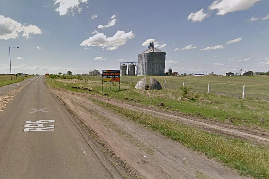 El monumento captado por un veh&iacute;culo de Google en el a&ntilde;o 2013, con la vieja traza de la Ruta 6
