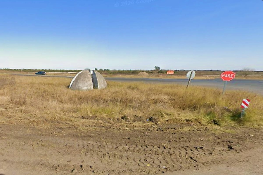 Foto de archivo con el monumento luciendo alguna pintada proselitista.