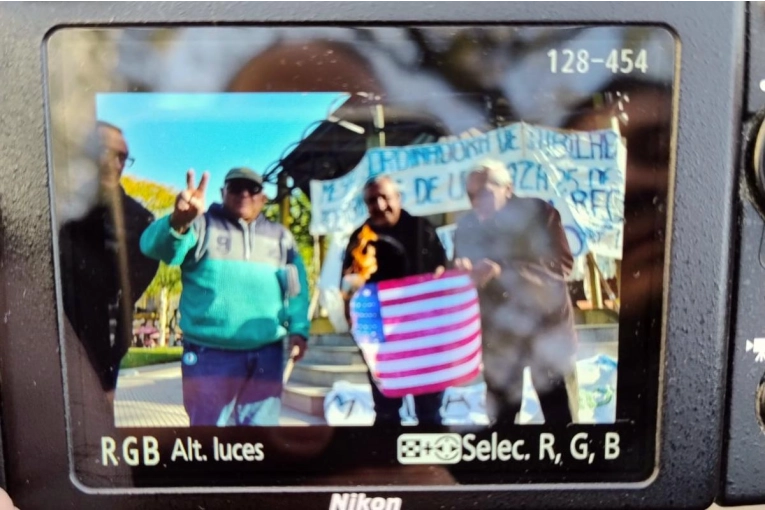 Tres personas fueron demoradas tras la quema de un s&iacute;mbolo de EE UU en la marcha de jubilados