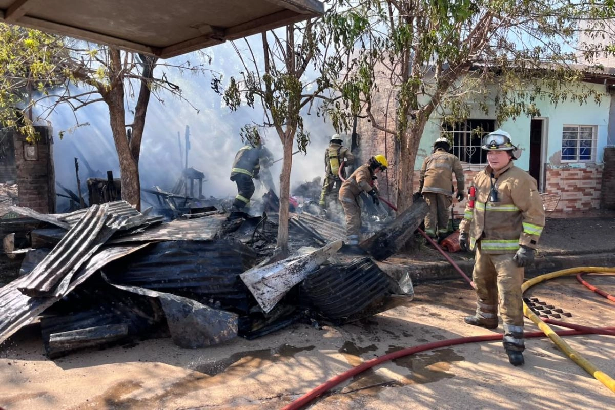 La vivienda qued&oacute; totalmente destruida por las llamas.