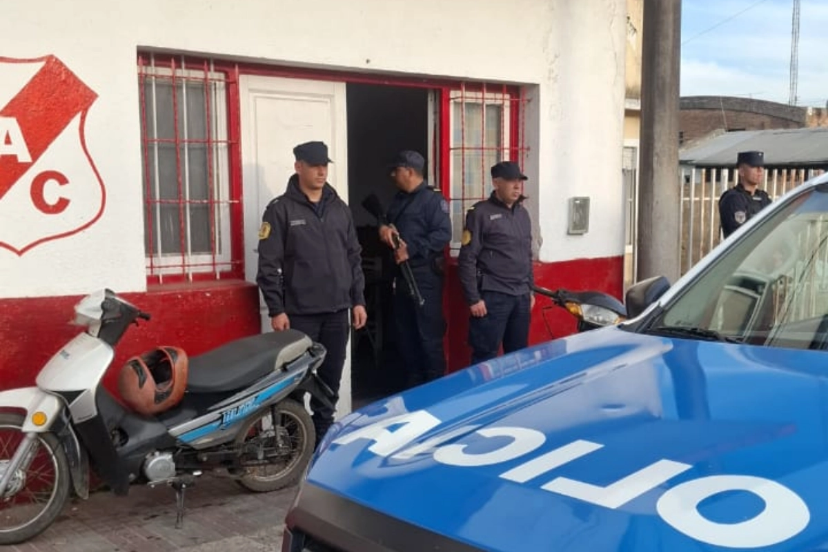 La polic&iacute;a llev&oacute; a cabo un allanamiento en la sede del club.